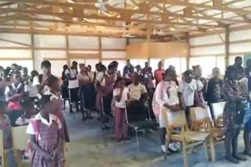 Les jeunes chantent à l’église